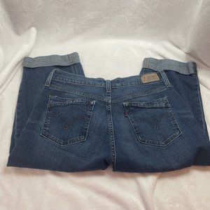 Womens Levi Size 8 denim capri‎ 17” inseam